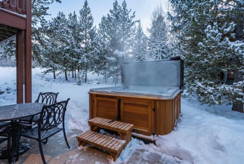 Modern Mountain Stay Hot Tub Fire Pit and Views House in Silverthorne