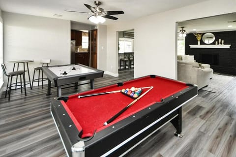 Billiard, Game Room
