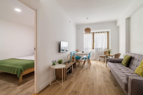 Bed, TV and multimedia, Photo of the whole room, Seating area, Bedroom