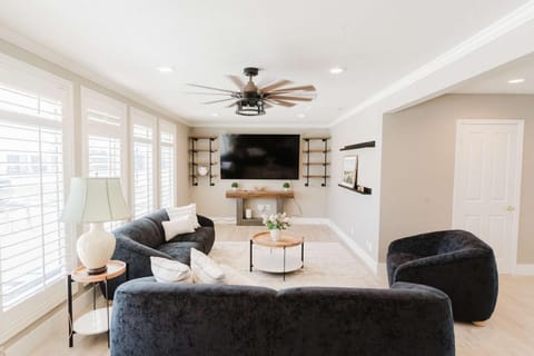 Communal lounge/ TV room, TV and multimedia, Living room, Seating area