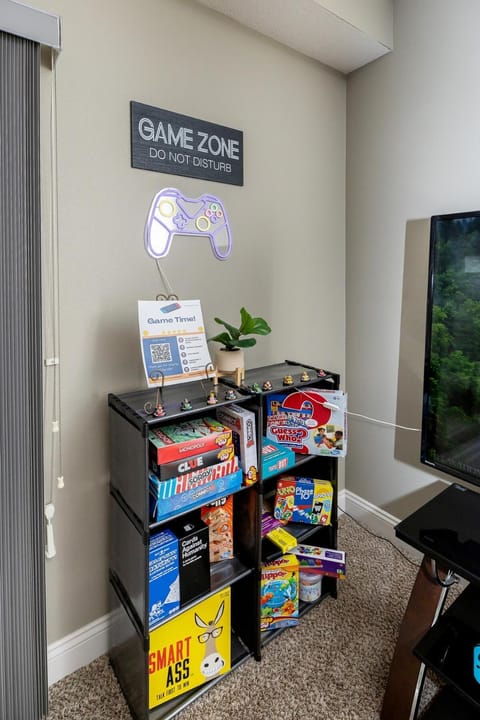 Stylish & Spacious, Pool, Nintendo Switch, King bed Apartment in West Des Moines