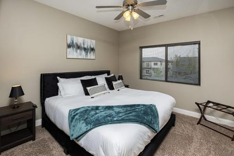 Stylish & Spacious, Pool, Nintendo Switch, King bed Apartment in West Des Moines