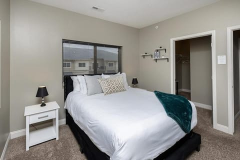 Stylish & Spacious, Pool, Nintendo Switch, King bed Apartment in West Des Moines