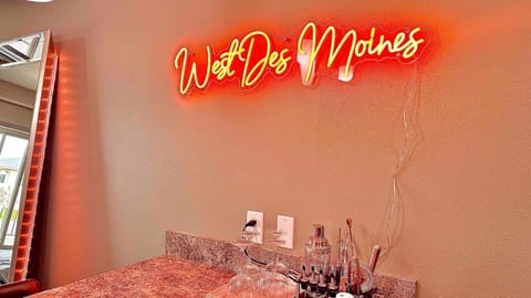 Stylish & Spacious, Pool, Nintendo Switch, King bed Apartment in West Des Moines