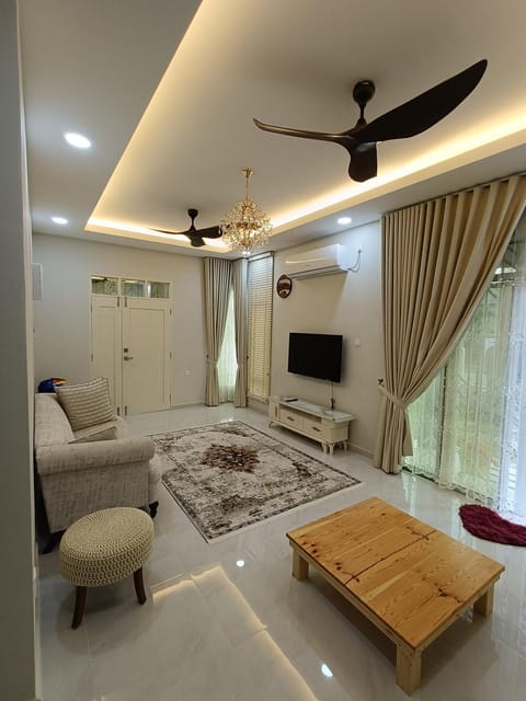 TV and multimedia, Living room, Seating area, Evening entertainment, air conditioner