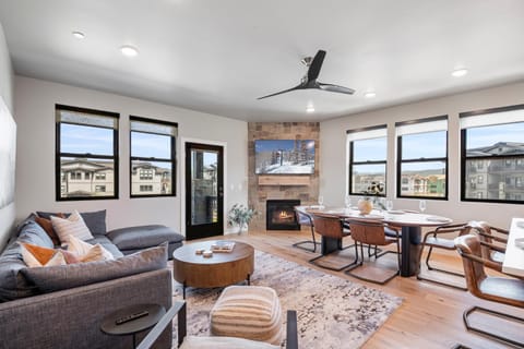 Mayflower Lakeside 204 House in Jordanelle Reservoir