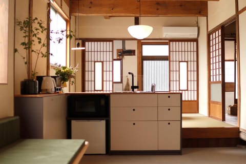 Kitchen or kitchenette, Living room, children, children, young children, young children, Family