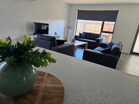 Luxury New furnished George Town home near MTB trails aircon WIFI Apartment in Tasmania