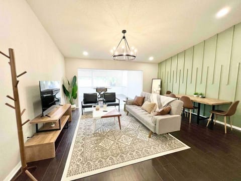 Mid Century Villa With Community Pool! Close to Busch Gardens House in Temple Terrace