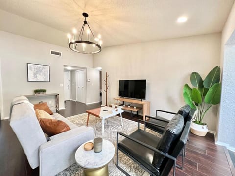 Mid Century Villa With Community Pool! Close to Busch Gardens House in Temple Terrace