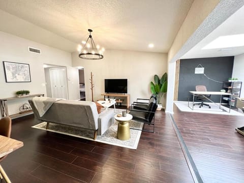 Mid Century Villa With Community Pool! Close to Busch Gardens House in Temple Terrace