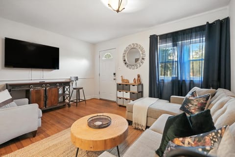 Communal lounge/ TV room, TV and multimedia, Living room, Seating area, Dining area, Evening entertainment