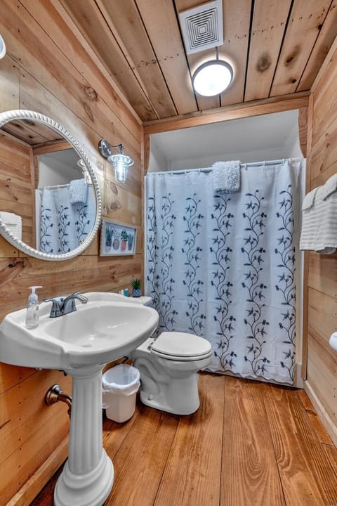 Church Farm Cabin Cabin in Logan Martin Lake