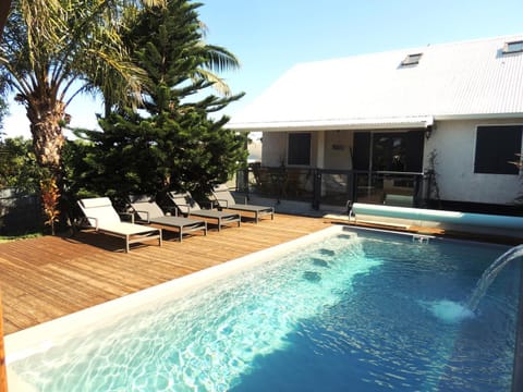 Property building, Day, Pool view, Swimming pool, sunbed