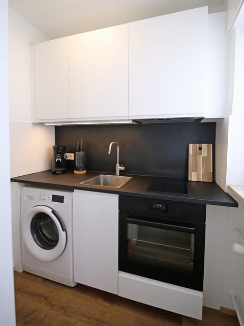 Coffee/tea facilities, Kitchen or kitchenette, oven, stove, toaster, washing machine