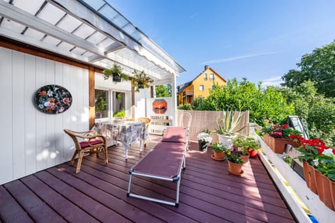 Property building, Balcony/Terrace, Living room