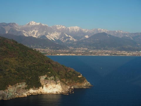 House with Pool, jacuzzi,garden and BBQ next seaside Villa in Sarzana