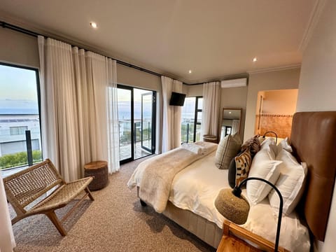 Bed, TV and multimedia, Bedroom