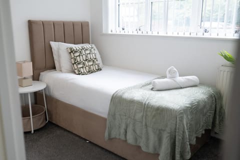 Bed, Photo of the whole room, Bedroom, heating, towels