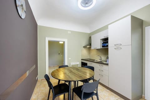 Kitchen or kitchenette, Dining area, stove