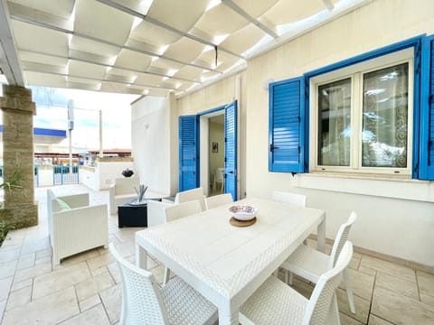 Patio, Day, View (from property/room), Balcony/Terrace, Living room, Seating area, Dining area