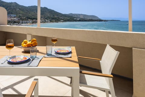 Day, Natural landscape, View (from property/room), Balcony/Terrace, Dining area, Beach, Mountain view, Sea view