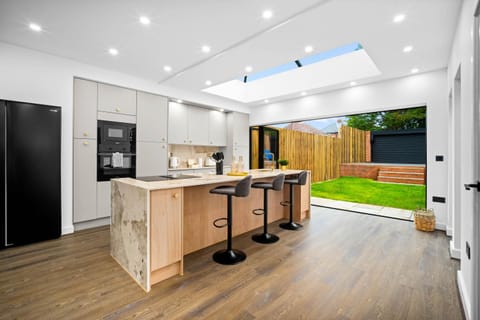 Coffee/tea facilities, Kitchen or kitchenette, Dining area, oven, toaster