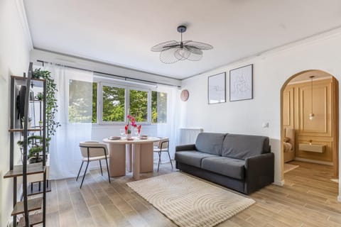 TV and multimedia, View (from property/room), Living room, Dining area