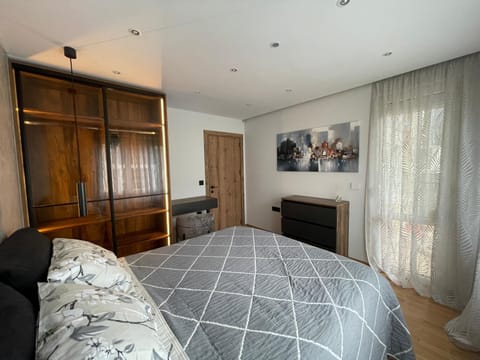 Bed, Balcony/Terrace, Photo of the whole room, Decorative detail, Seating area, Bedroom, internet, soundproof, wardrobe