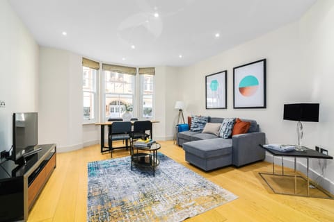 Communal lounge/ TV room, TV and multimedia, Living room, Seating area, Evening entertainment, hair dresser