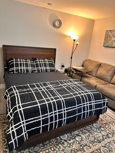 Bed, Seating area, Bedroom