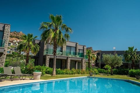 Property building, Day, Garden, Garden view, Pool view, Swimming pool, Swimming pool, sunbed
