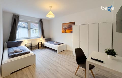 Bed, TV and multimedia, Photo of the whole room, Seating area, Bedroom, wardrobe