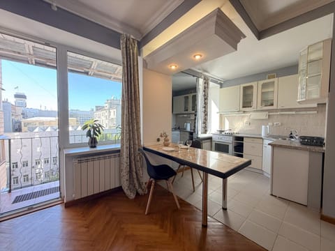 Balcony/Terrace, Kitchen or kitchenette, Dining area, pet friendly, stove