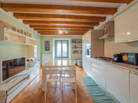 TV and multimedia, Kitchen or kitchenette, Living room, Dining area, dishwasher, oven, stove