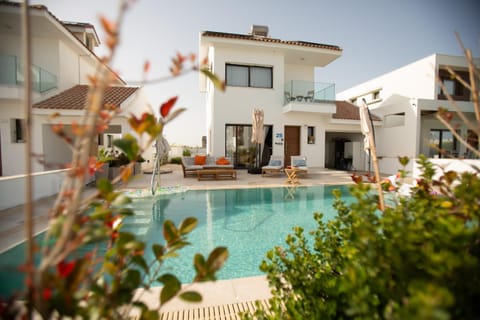Property building, Day, Pool view, Swimming pool, sunbed