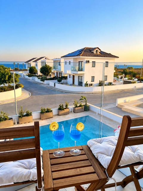 Day, View (from property/room), Living room, Pool view, Sea view, sunbed