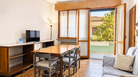 Communal lounge/ TV room, TV and multimedia, View (from property/room), Balcony/Terrace, Living room, Seating area, Dining area, Evening entertainment