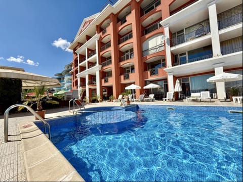 Swimming pool, sunbed