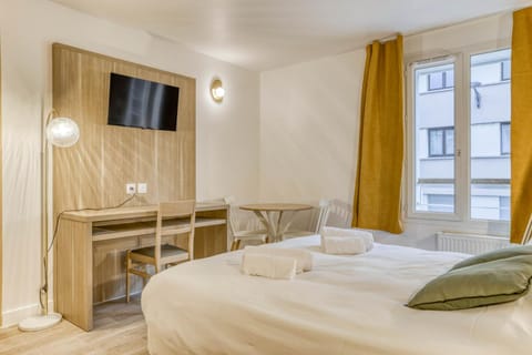 Bed, TV and multimedia, Living room, Photo of the whole room, Seating area, towels