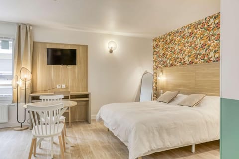 Bed, TV and multimedia, Living room, Photo of the whole room, Seating area, Bedroom