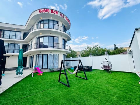 Property building, Restaurant/places to eat, Communal lounge/ TV room, Spring, Day, Garden, Evening entertainment, Garden view, Swimming pool, Breakfast, sunbed