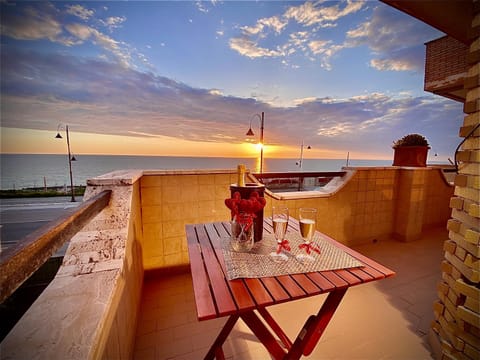 Property building, Balcony/Terrace, Sea view, Sunset