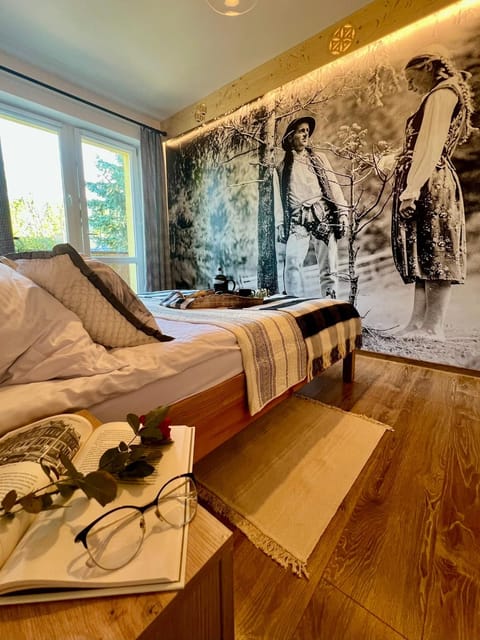 Bed, Decorative detail, Bedroom, Family, wardrobe