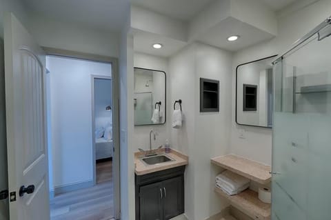 Shower, Bathroom, towels