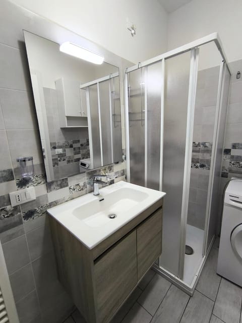 Shower, Bathroom, washing machine