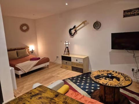Bed, TV and multimedia, Photo of the whole room, Evening entertainment