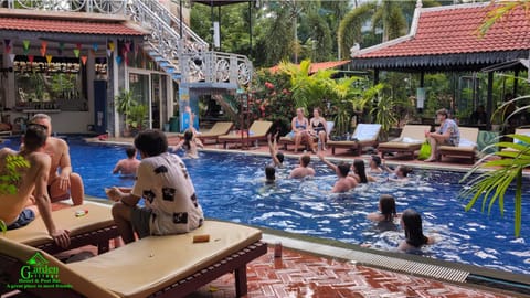 People, Natural landscape, Lounge or bar, Pool view, Swimming pool, Swimming pool, group of guests, sunbed