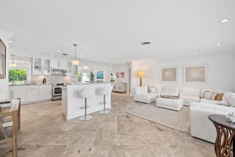 Bimini Breeze - Updated Island Retreat with Pool & Beach Access House in Riviera Beach