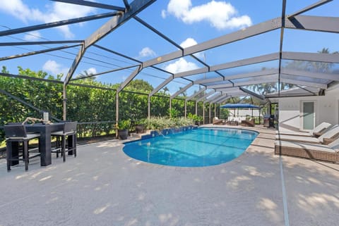 Bimini Breeze - Updated Island Retreat with Pool & Beach Access House in Riviera Beach